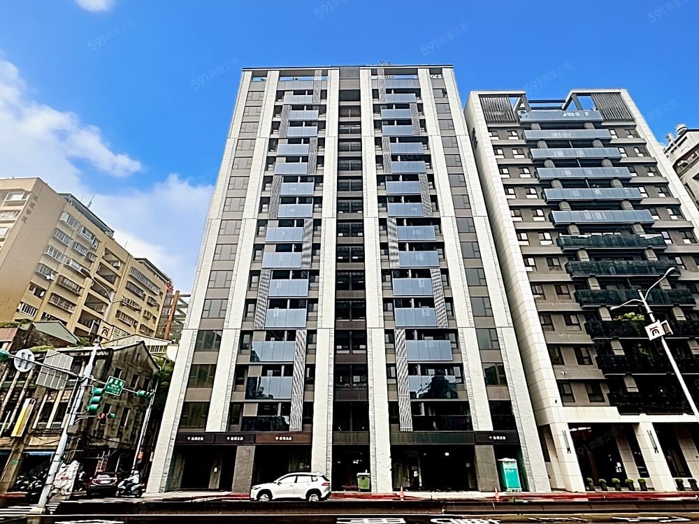 大同區『新碩文曲』電梯高樓層【兩戶打通】4房3衛2陽台＋平車