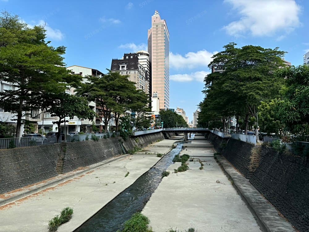 西區蛋黃區低總價🌞陽光綠意採光大四房+平車🌞華美街河畔