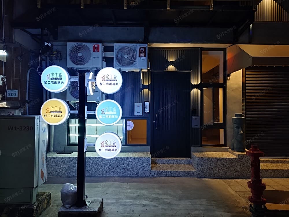 大港駁二AI園區三角窗整層工作室有獨立招牌藝術大廳環繞綠廊道