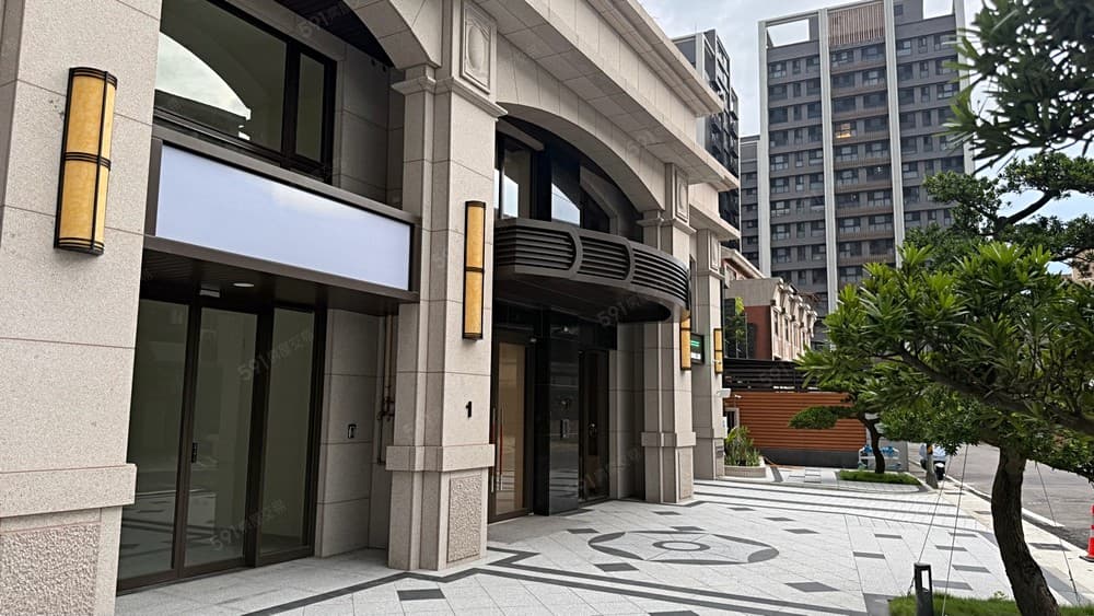 新屋區近好市多全新大樓有陽台套房。