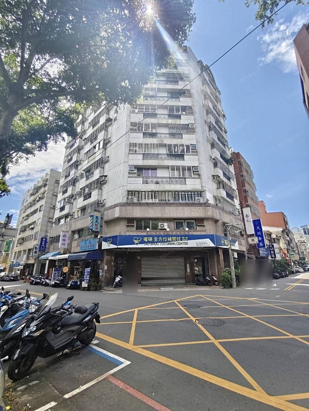 在地淳樸~台中商圈英士公爵精緻套房