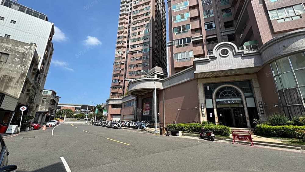籬仔內輕軌樂群國小邊間採光景觀車庫3房