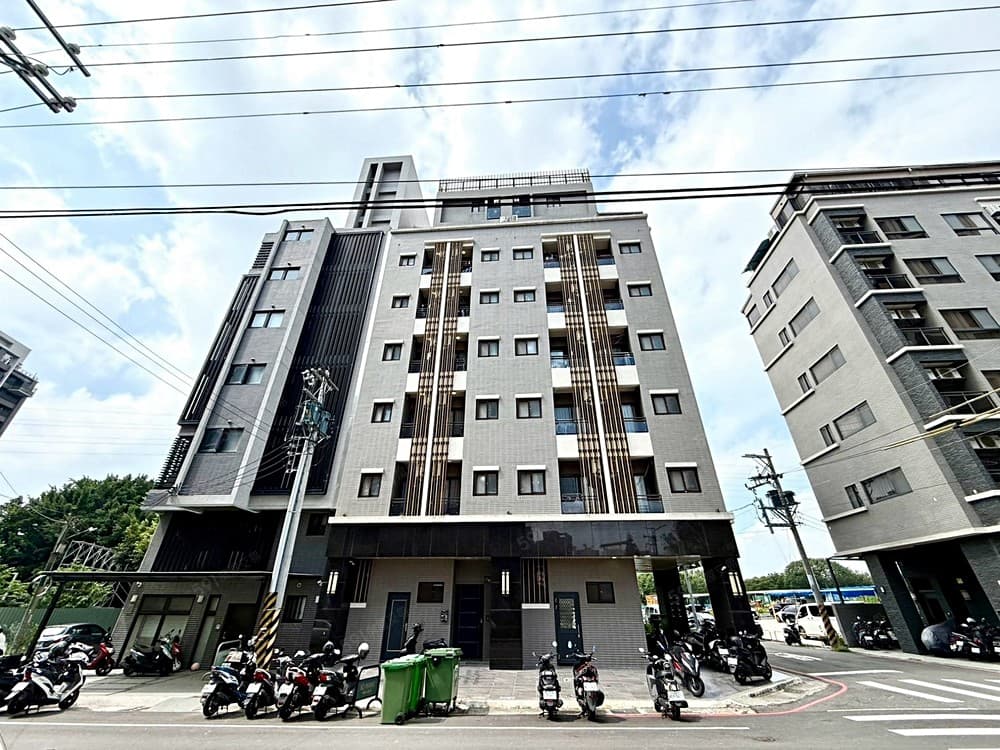 阿晴🌈急售專任南屯嶺東電梯收租26套金雞母