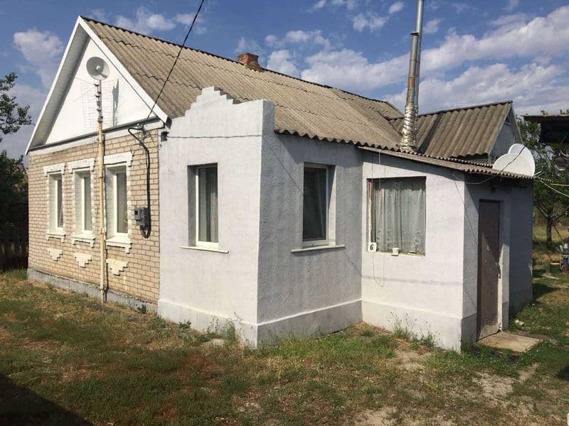 Продам дом в Изюме на песках в районе источника.