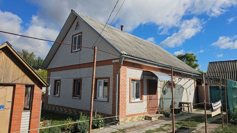 Неподалік від центру міста Березань, продаж будинку.