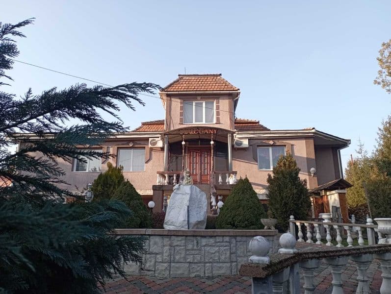 Продаж готельно-ресторанного комплексу 660 м² у курортній зоні Берегова, Закарпаття