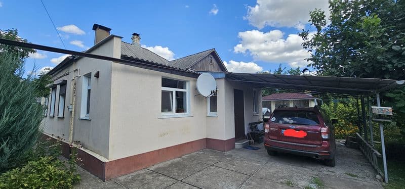 Продам добротный дом в Изюме по ул.Чапаева с большим участком