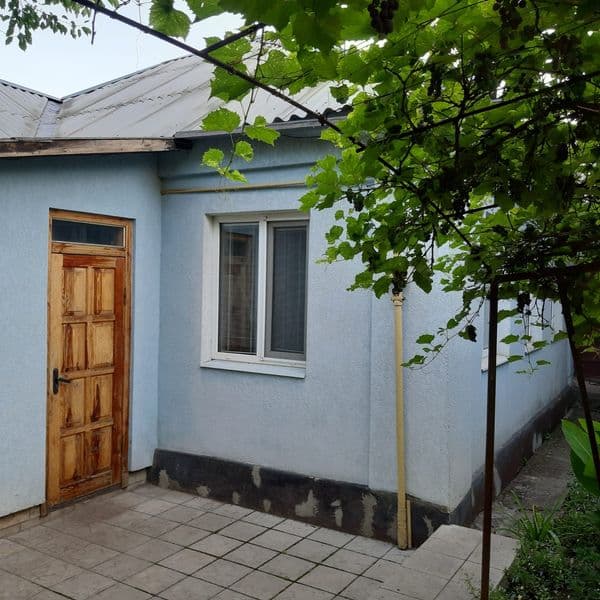 Продається будинок у районі залізничного ринку в м.Ізюм.  Сертифікат розглядається.