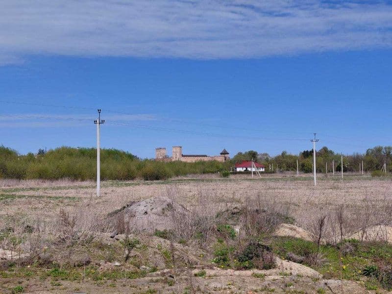Видова земельна ділянка з незавершеним будинком!