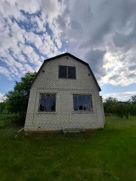 В Люботине продам кирпичную дачу