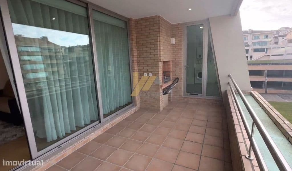 Apartamento T3 duplex em condomínio fechado com piscina