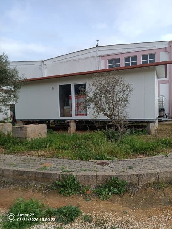 Casa móvel/Mobil Home, com engate de reboque removível ,dos dois lados.