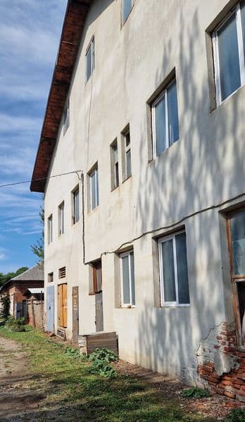 Нежитлове приміщення пл. 765,7 кв.м - м.Надвірна,Івано-Франківська обл
