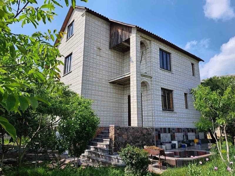 Гарний, світлий будинок мансардного типу