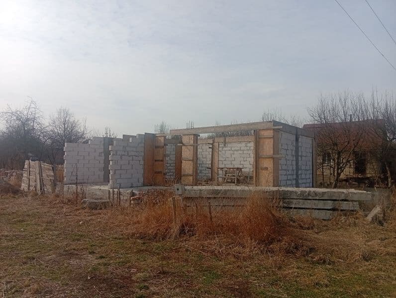 Продається недобудований 2 поверховий будинок