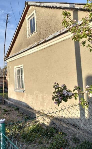 Половина будинку з фундаментом під добудову