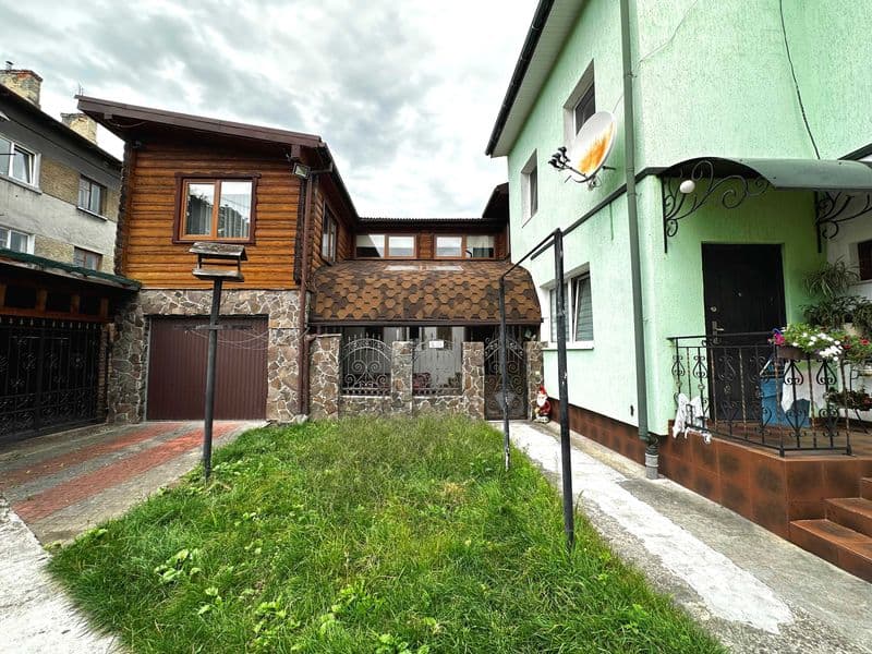 Продаж квартири особнякового типу з гаражем в центрі м.Стрий