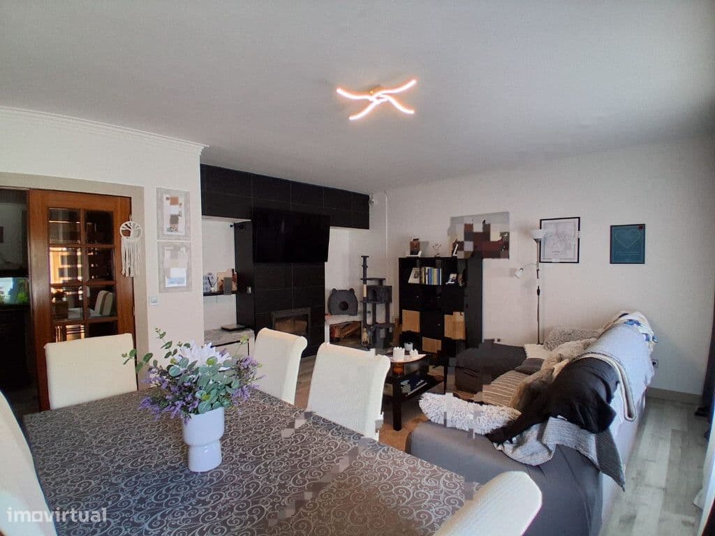 Apartamento T3 com garagem em zona de Condeixa
