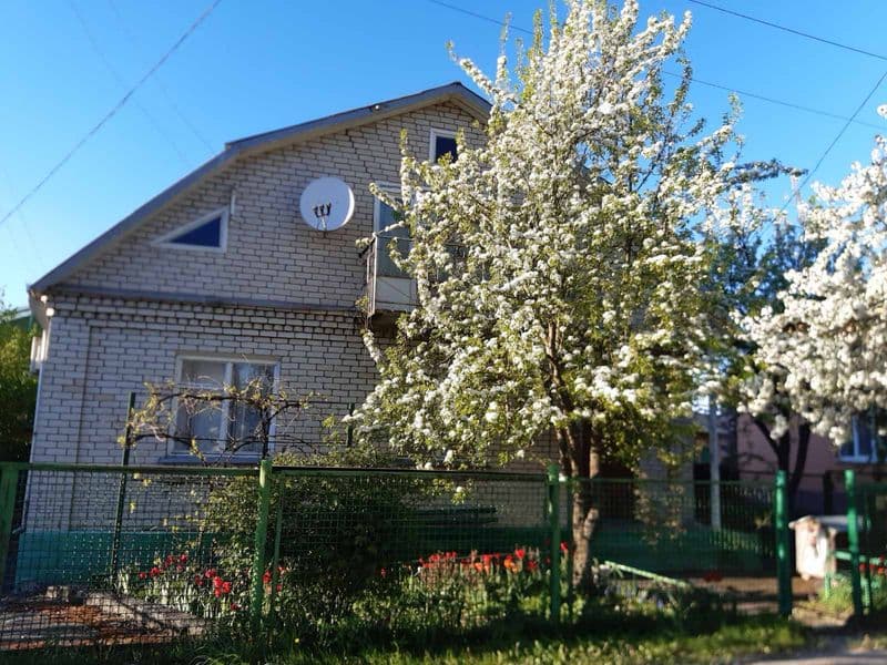 Житловий будинок з погребом гаражем сараєм хлівом теплицею на 5 сотках