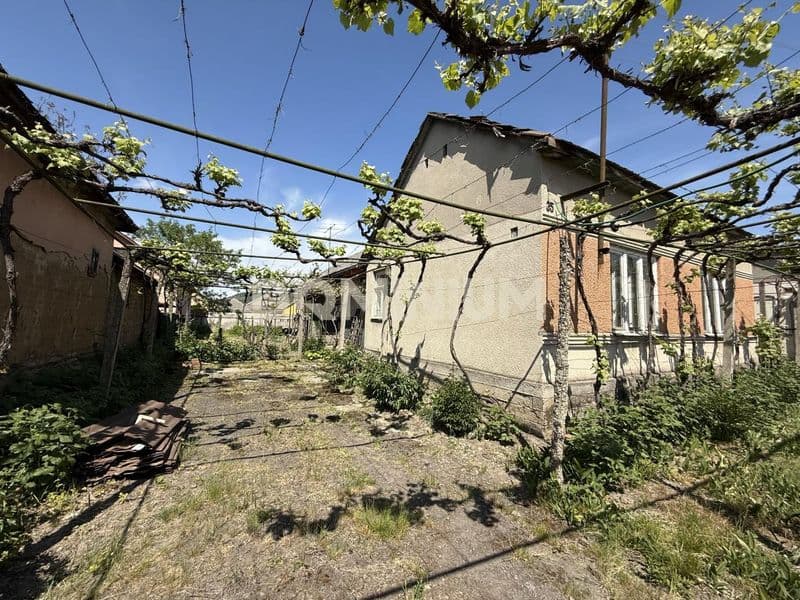 Продається 2 будинки на 8 сотках біля центру