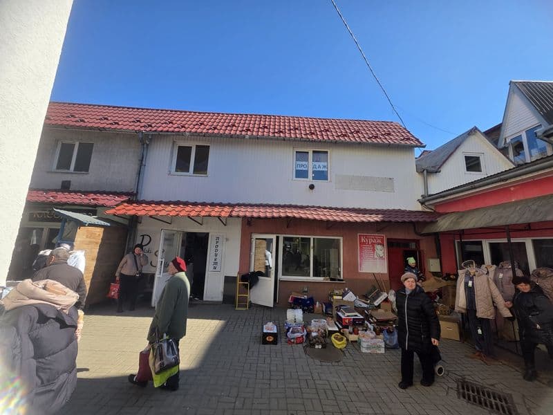 Продається на ринку  двоповерхове комерційне приміщення за ціною 740$