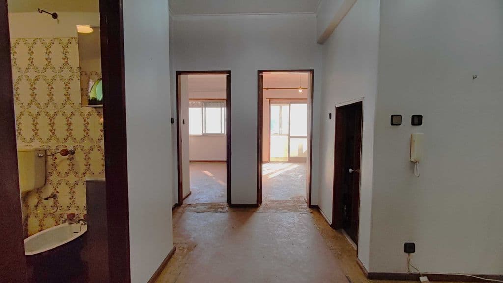 Apartamento T2, pronto a habitar, 79 m2, perto do Metro de Odivelas - Licença de Serviços