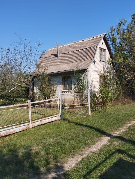 Продається дачний участок з будинком