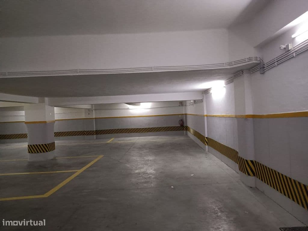 Garagem com 435 m² para 20 viaturas – Rua Duque de Palmela, Lisboa
