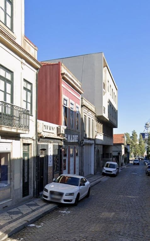 Prédio na Rua Roberto Ivens
•Projeto aprovado para:
5 T0
1 loja
Arrumo