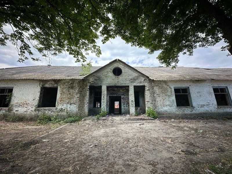 Продаж приміщення 954 м.кв. під реконструкцію в житловий будинок на ділянці 25 соток, м.Васильків вул.Гончарна