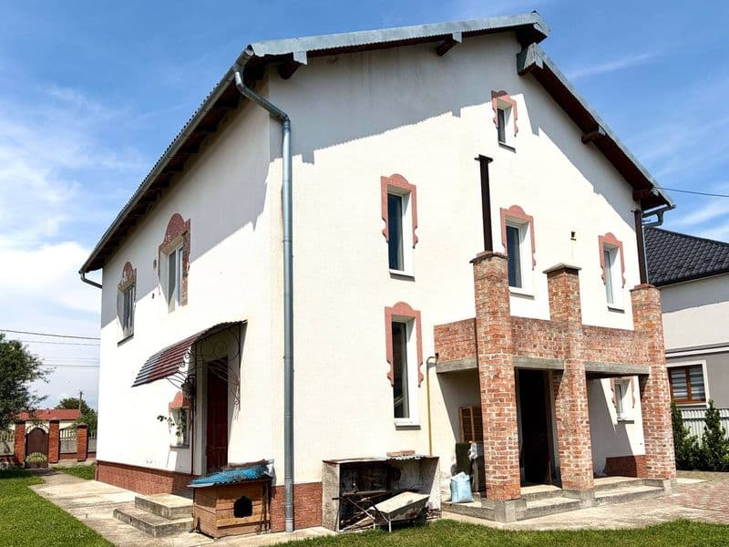 Продаж двохповерхового будинку у с.Нежухів