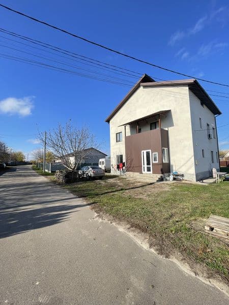 Продаж капітального триповерхового будинку в житловому районі міста