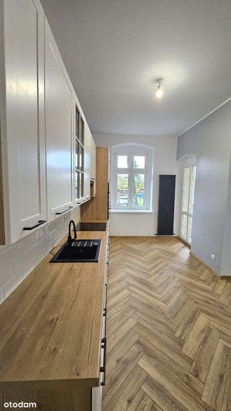 Po gruntownym remoncie mieszkanie  na parterze z balkonem i piwnicą