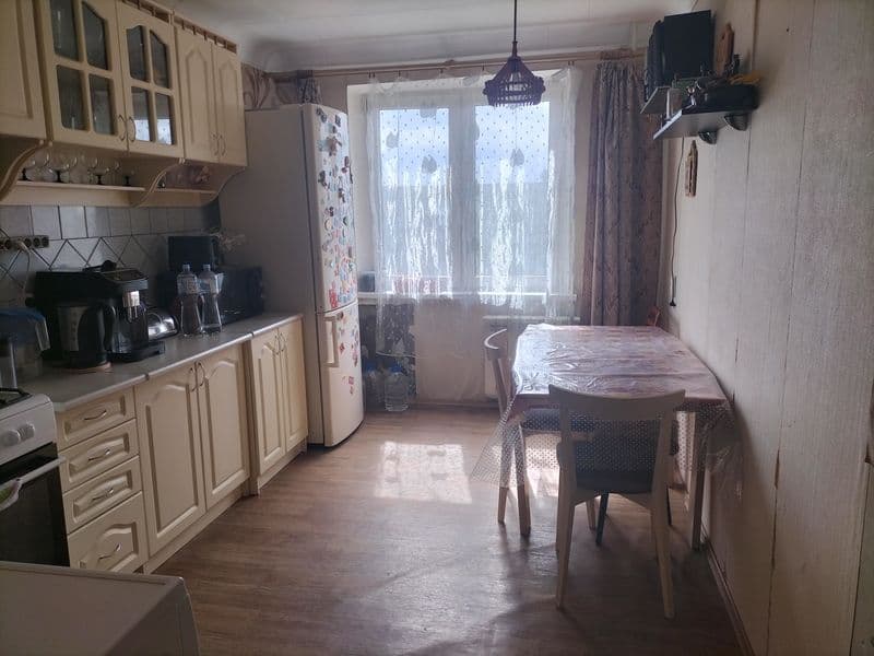 Чудова трикімнатна квартира з великою кухнею на Раківці!