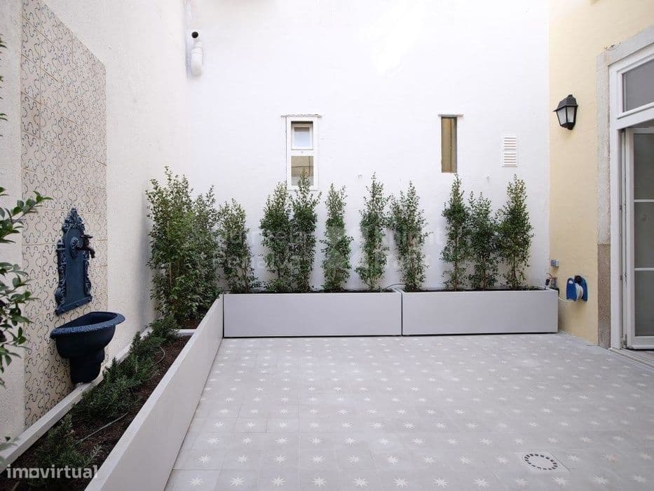 Apartamento T2+1 com logradouro na Misericórdia, em Lisboa
