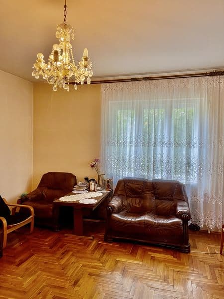 Продаж місткого напівособняка на тихій вулиці