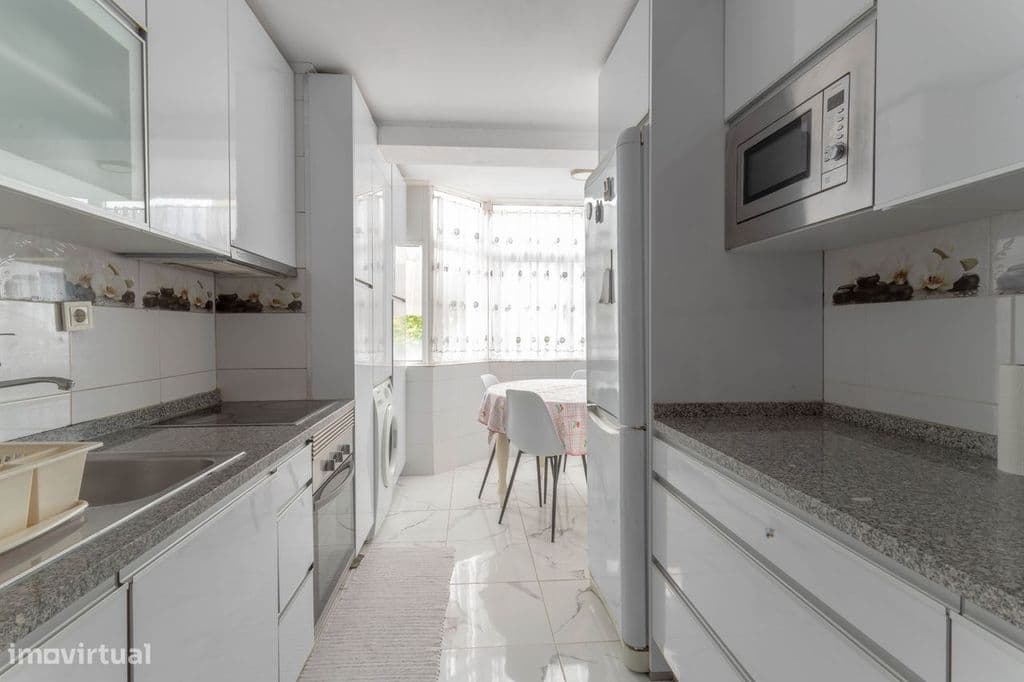 Apartamento T3 situado na zona de Coimbrões AF