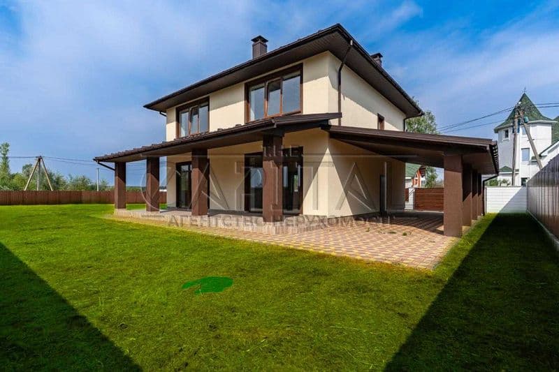 Двоповерховий будинок у лісовому приміському районі "Канадське Село"