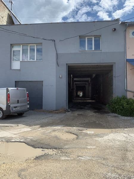 Оренда комерційної нерухомості 1100 м²