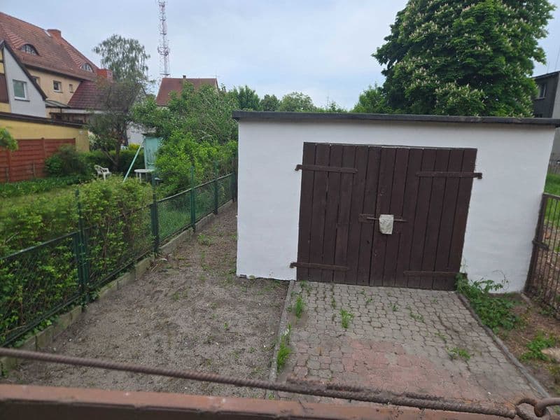Sprzedam garaż z działką.