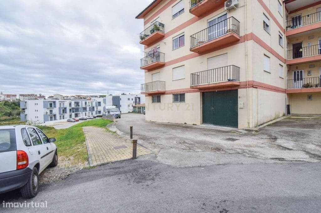 Vende-se armazém / garagem de 220m² em S. Martinho do Bispo - Excelent