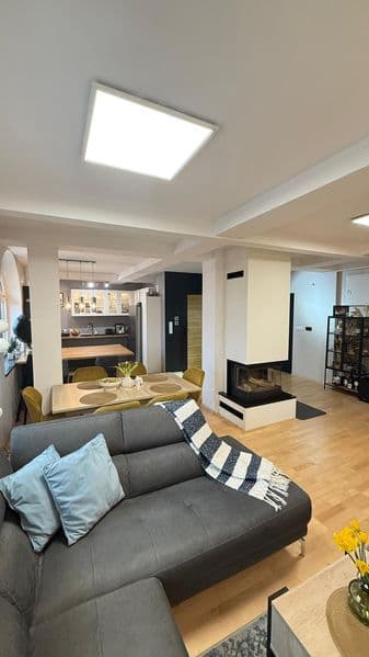 Rezydencjonalny Apartament położony w Bielawie u podnóża Gór Sowich.

Cena - 949.000zł.

W ofercie sprzedaży wyjątkowy, trzypoziomowy apartament o pow