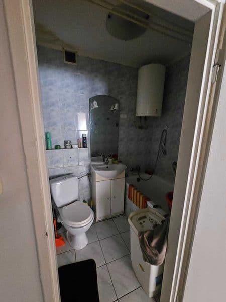 Mieszkanie dwupokojowe , niski parter.