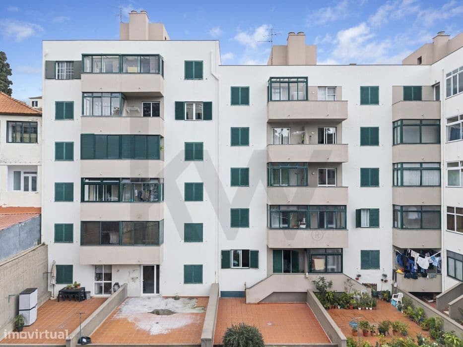 Apartamento T2 remodelado com varanda vista jardim no Centro do Funcha