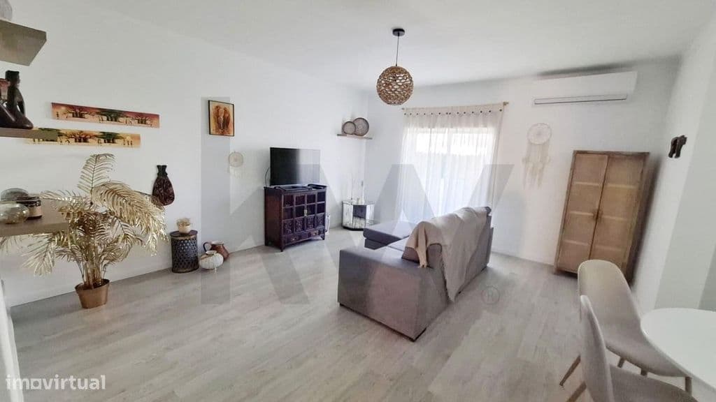Apartamento T3 Totalmente Remodelado em Condomínio com Piscina e Campo