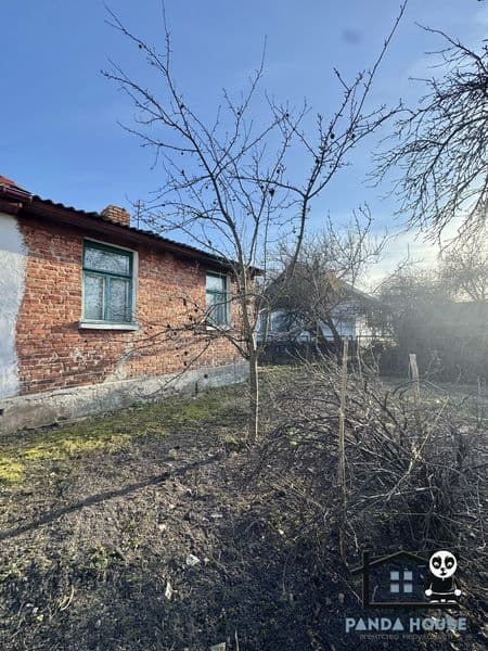 Продається частина будинку з власним подвір’ям неподалік центру міста.