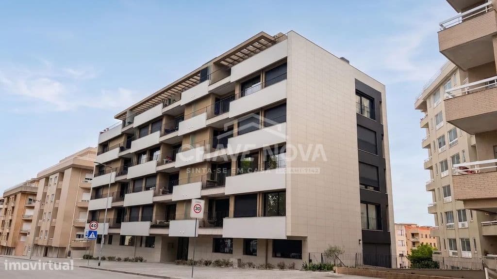 Apartamento T3 c/ Terraço (77.35m2) e Garagem Box em Mafamude