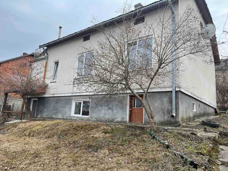Продається будинок з земельною ділянкою