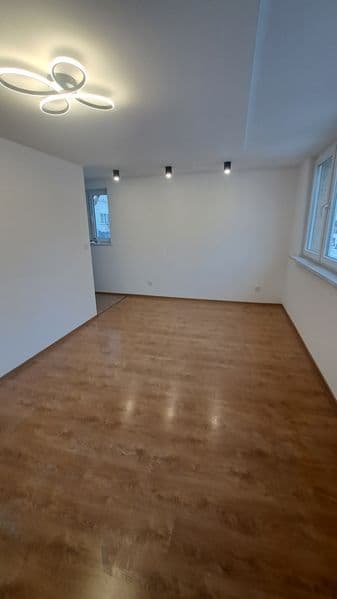 Mieszkanie  w bloku parter z balkonem.