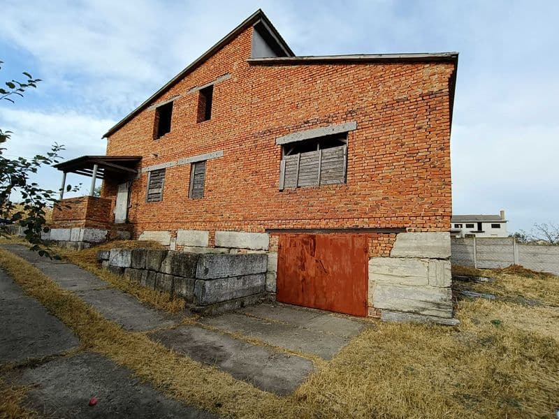 Дім Новобудова в тихій частині міста Золотоноша.